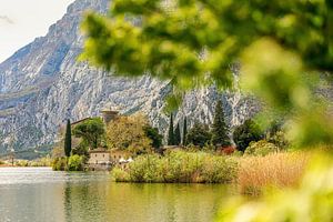Castel Toblino im Tobliner See in Italien