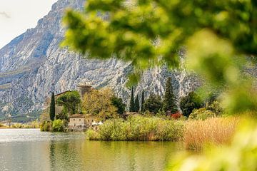 Castel Toblino dans le lac de Toblin en Italie