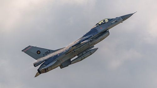 Fini flight piloot op de General Dynamics F-16 Fighting Falcon.