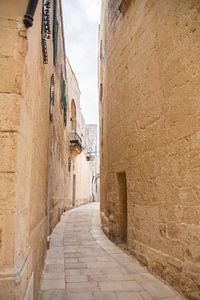 Eine Straße in Mdina I Malta von Manon Verijdt