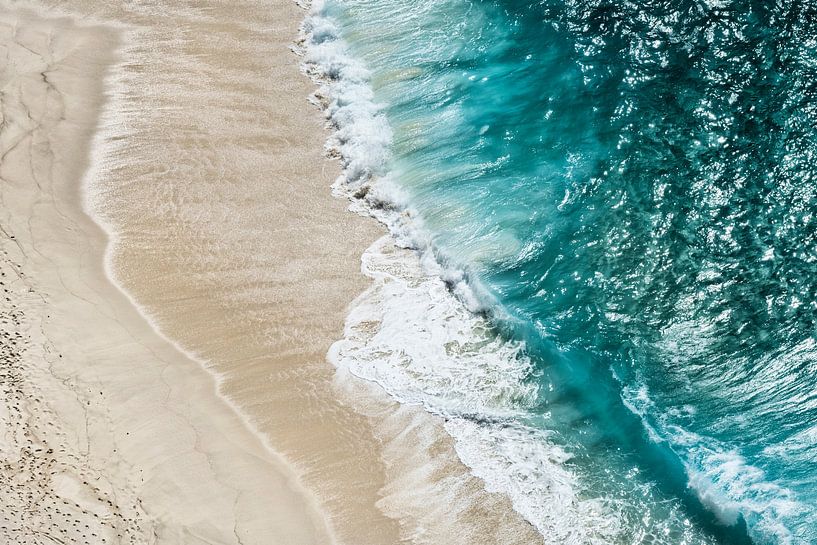 Strukturen von Meer und Strand von oben gesehen von Anouschka Hendriks