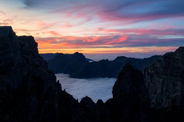 Een pastelkleurige zonsondergang vanaf Pico do Arieiro op Madeira.. van Patrick van Os