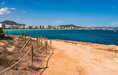 Strand aan zee van toeristenoord Cala Millor op het eiland Mallorca, Spanje Middellandse Zee