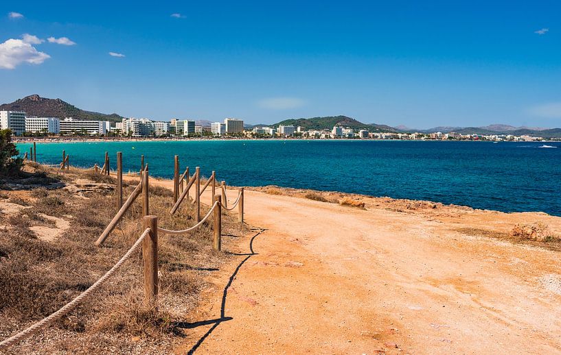 Strand aan zee van toeristenoord Cala Millor op het eiland Mallorca, Spanje Middellandse Zee van Alex Winter