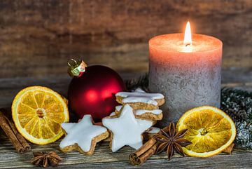 Kerstversiering met voedsel en brandende kaars op lijst met rustieke houten achtergrond, close-up van Alex Winter