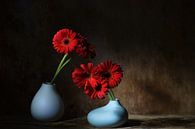 Red Blues .Stilleven met rode bloemen . van Saskia Dingemans Awarded Photographer thumbnail