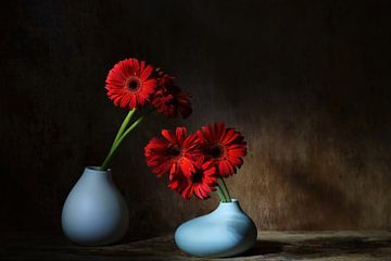 Rotblau. Stilleben mit roten Blumen . von Saskia Dingemans Awarded Photographer