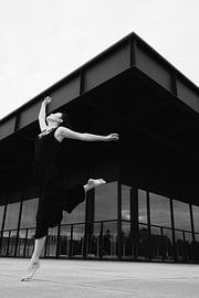 Sprung ins Licht: Tanzende Energie vor geometrischer Fassade von NZME Photography