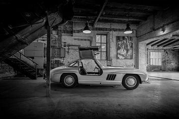 Mercedes 300 SL in een oude fabriekshal