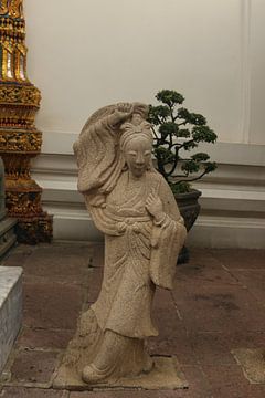 Stenen beelden van een Aziatische vrouw bij de Wat Pho Boeddha tempel. van kall3bu
