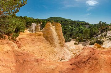 De okerbergen van Le Colorado de Rustrel, Provence Vaucluse, Frankrijk van Rene van der Meer