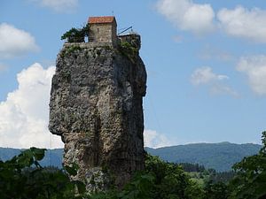 De Katskhi pilaar in Georgië
