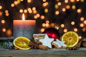 Weihnachtsdekoration mit Kerzenflamme, unscharfer Lichthintergrund von Alex Winter