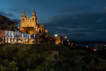 Mellieha, Malta - 01 07 2022: Blick über die Gärten und das Tal a von Werner Lerooy