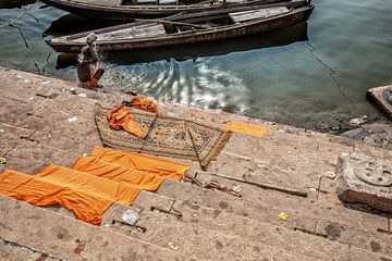 Varanasi, India. De mens baadt zichzelf in de rivier de Ganges