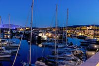 Uitzicht over de jachthaven Port Grimaud in Frankrijk in de lente met jachten in de avond