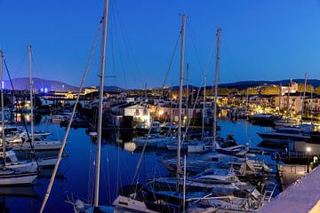 Vue sur la marina de Port Grimaud en France au printemps avec des yachts le soir sur Andreas Freund