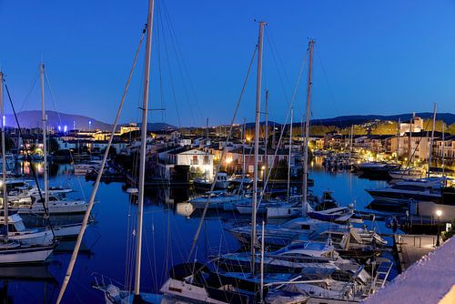 Uitzicht over de jachthaven Port Grimaud in Frankrijk in de lente met jachten in de avond