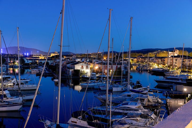 Blick über den Yachthafen Port Grimaud in Frankreich im Frühling mit Yachten am Abend von Andreas Freund
