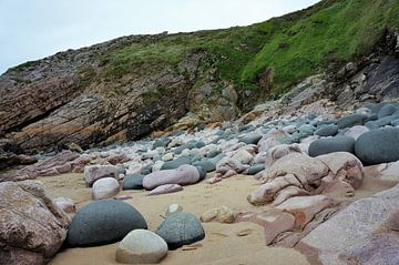 roze graniet kust Bretagne Frankrijk van Sandra van der Burg