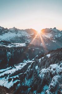 Sonnenlicht hinter Berggipfeln