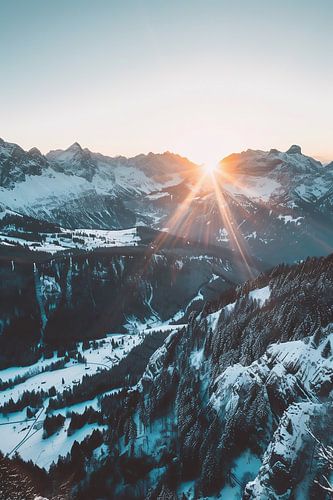 La lumière du soleil derrière les sommets