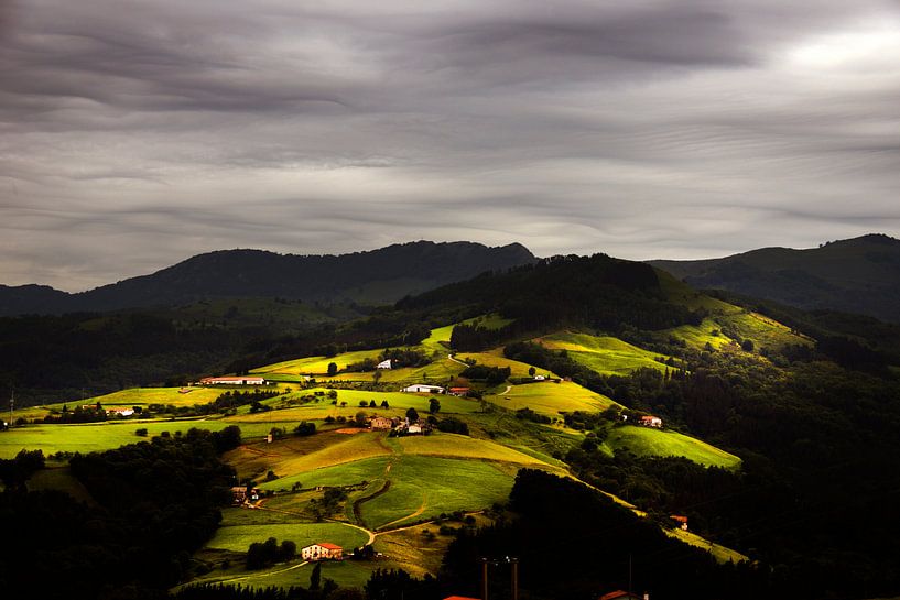 Basque mountainview, Zicht op Baskisch berglandschap van Harrie Muis