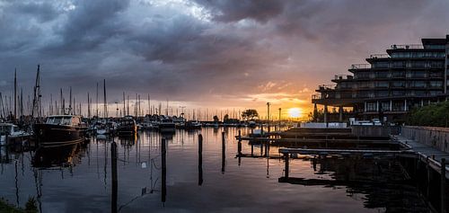 Zonondergang bij hotel Newport (panorama)