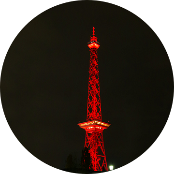 Radiotorens Berlijn in rood licht van Frank Herrmann