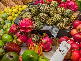 Tropische Früchte auf einem Markt auf Mauritius von t.ART