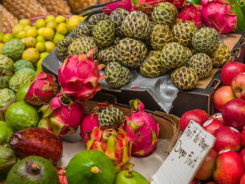 Tropische Früchte auf einem Markt auf Mauritius