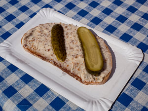 Brot mit Speckfett und Saurer Gurke aus dem Spreewald