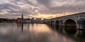 Sint Servaasbrug in Maastricht im Sonnenaufgang – Panorama über die Maas