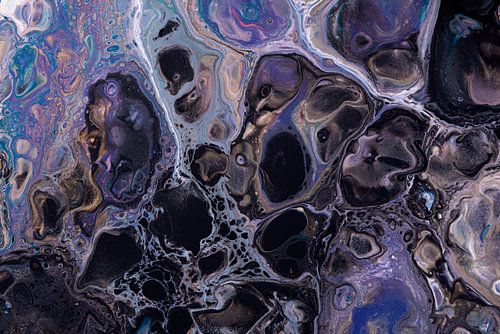 Vloeibare kleuren: zwart blauw, paars  en andere kleuren stromen langs elkaar