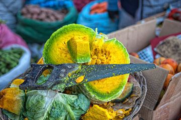 Auf dem Gemüsemarkt in Bolivien mit einem gelbgrünen Kürbis. Wout Cook One2expose von Wout Kok