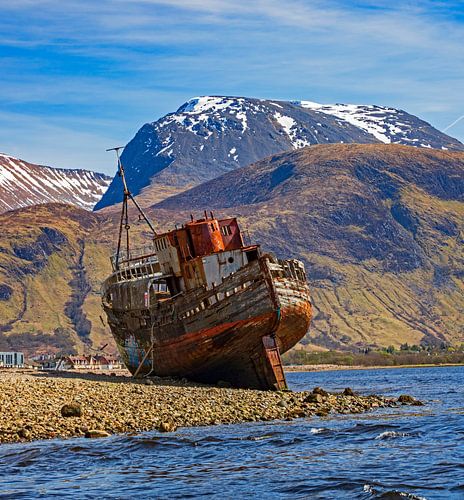 Das Schiffswrack von Corpach, Caol Beach am Loch Linnhe mit dem Ben Nevis, Loc