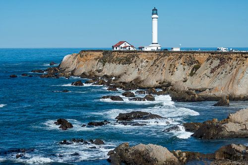 Lighthouse on the Californian coast to the Pacific Ocean