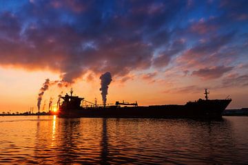 Tanker silhouette van Dennis van de Water