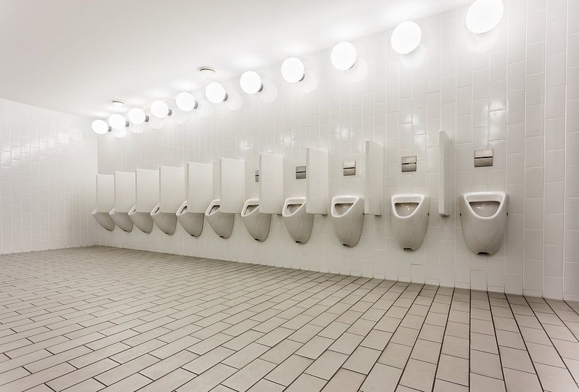 Urinoirs dans les toilettes pour hommes par Marcel Derweduwen