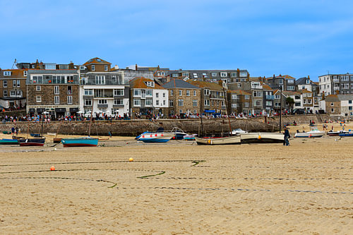 Ebbe im Hafen von St Ives mit Booten auf dem Sandstrand in Cornwall
