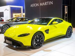 Aston Martin Vantage in helder groen van Sjoerd van der Wal Fotografie