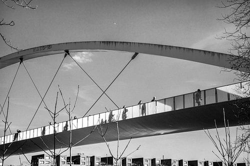 Voorbijgangers op de Hoge Brug Maastricht