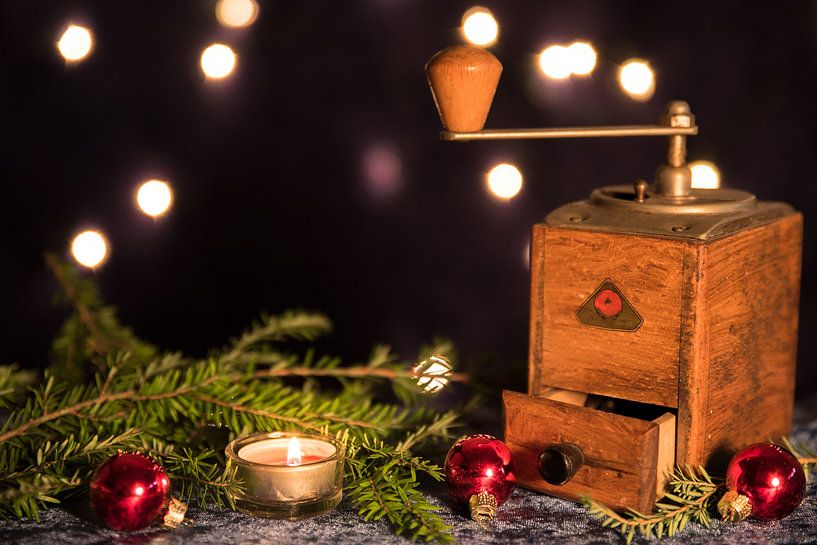 Kerstversiering met oude koffiemolen en kaars van Hans-Jürgen Janda