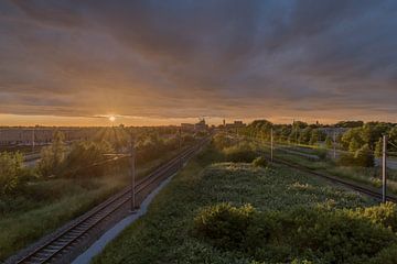 zonsondergang met prachtige lucht van Marcel Groen