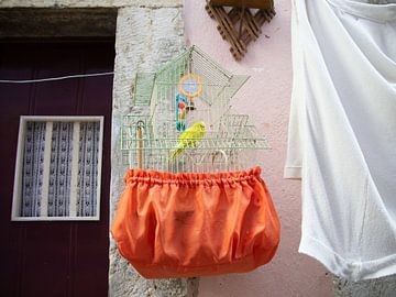 Vogelkäfig an der Fassade in Lissabon von Monique Tekstra-van Lochem