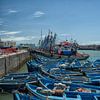 Blauwe vissersboten in de haven van Essaouira in Marokko van Patricia Hofmeester