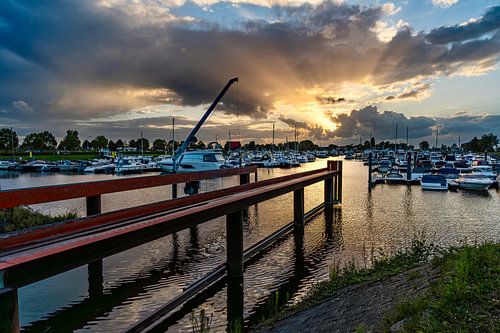 Explosie van licht boven Jachthaven Biesbosch