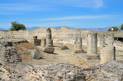Ruines grecques antiques à Sybaris, avec des colonnes de pierre érodées