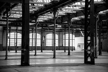 Spoorzone Tilburg hall noir et blanc