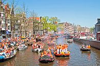 Varen op de grachten in Amsterdam met koningsdag in Nederland van Eye on You thumbnail